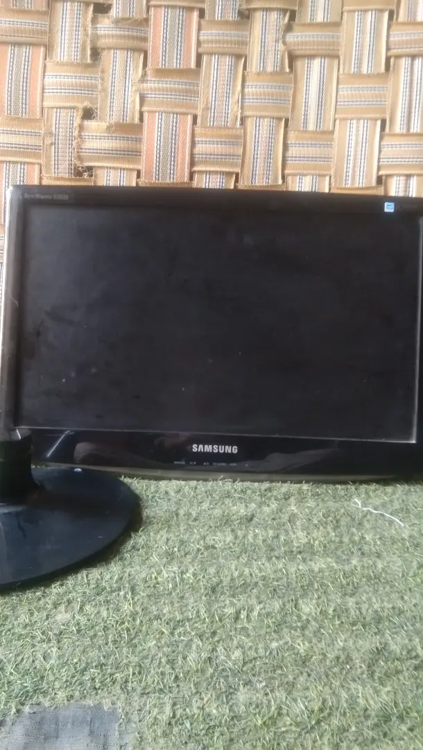 Samsung Monitor black colour - Image 2