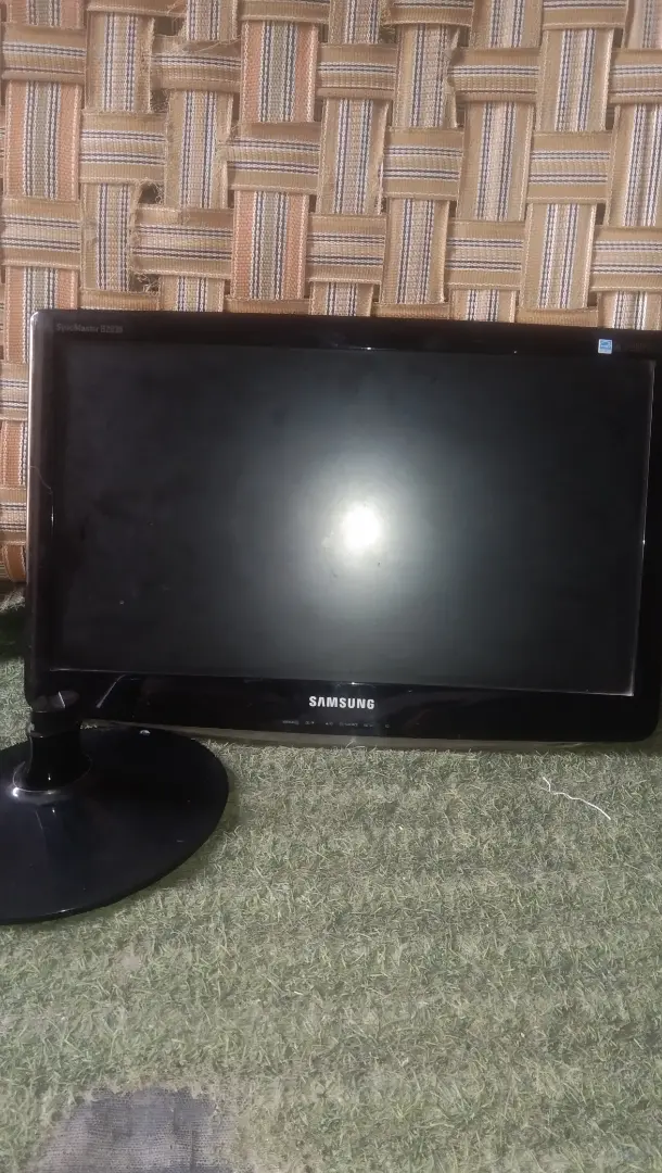 Samsung Monitor black colour - Image 3